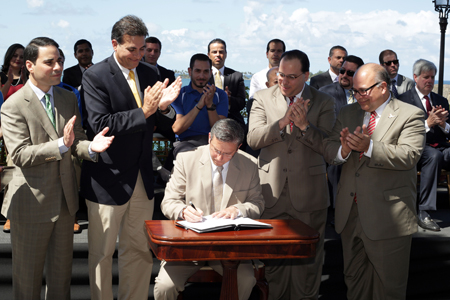 El Senador Angel Rosa, el Presidente del Senado Eduardo Bhatia, el Presidente de la Cámara de Representantes Jaime Perelló y el Representante Luis Raúl Torres acompañan al Gobernador en la firma de la Ley Empleos Ahora
