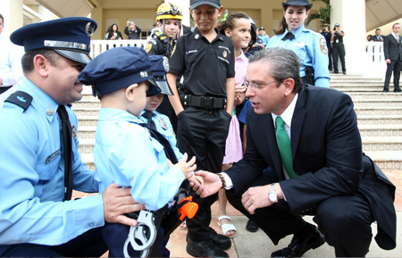 El gobernador Alejandro García Padilla comparte con hijos de la uniformada de la Policía antes de la actividad