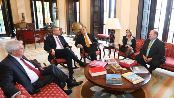 Federico Albandoz, presidente de la Junta Hípica, Wilfredo Padilla, administrador de la Industria y el Deporte Hípico, Luisette Cabañas Colón, miembro de la Junta de Directores del Hipódromo Camarero, y Ervin Rodríguez, presidente y principal oficial ejecutivo de Camarero.  